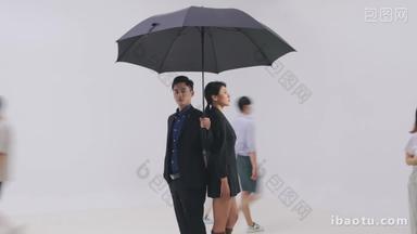 打伞的男女站在人群中保护职业镜头