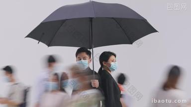 拿着雨伞的商务男女戴着口罩站在<strong>人群</strong>中
