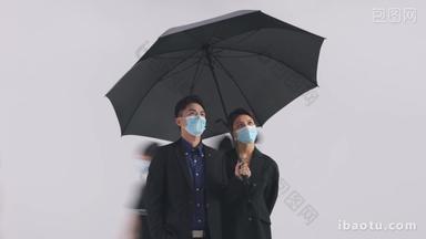 拿着雨伞的商务男女戴着口罩站在人群中