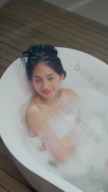 年轻女人SPA洗澡水平构图物理疗法
