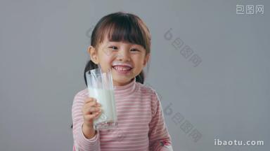 喝牛奶的小女孩