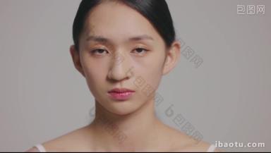 整形医生测量青年女人面部眼睛素材