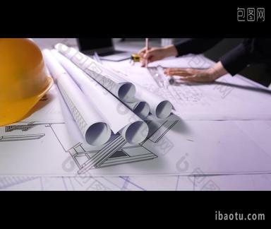 工程师在图纸上绘制房地产开发商横屏实拍素材
