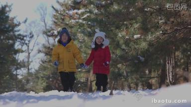 快乐儿童在雪地里玩耍