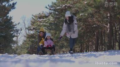 <strong>快乐</strong>家庭在雪地里玩耍