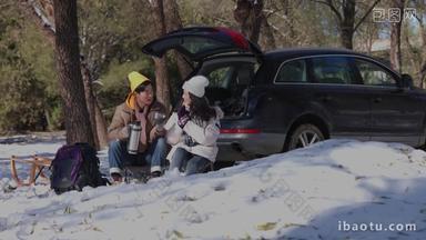 幸福情侣坐在雪地里