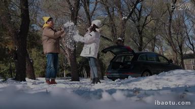 幸福情侣在雪地里玩耍自然优质实拍