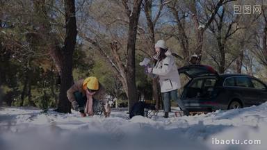 幸福情侣在雪地里玩耍寒冷的乐趣视频素材