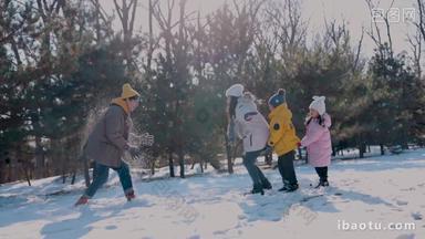 快乐家庭打雪仗童年做游戏高质量实拍