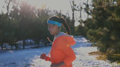 青年女人在雪地里锻炼身体