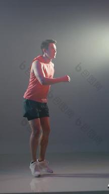 运动员跳跃动作照明设备肌肉视频素材