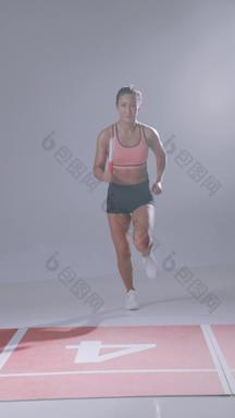 女运动员接力赛跑