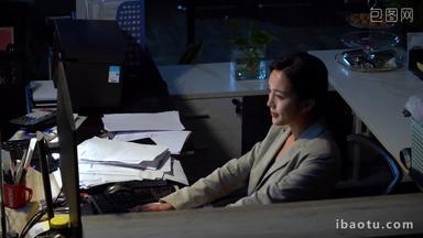 在工作的商务女士灯光4K分辨率疲惫的高清视频