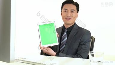 商务男士使用平板电脑
