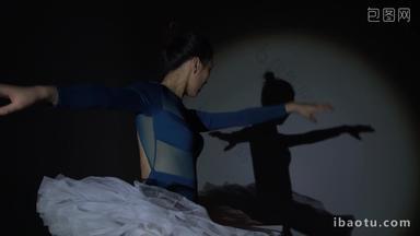 青年女人芭蕾舞蓝色张开手臂