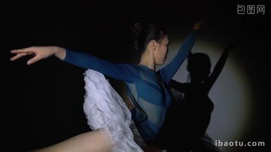 青年女人芭蕾伸展表现积极影子<strong>视频素材</strong>