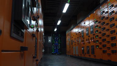 工厂电压室排列器材实拍