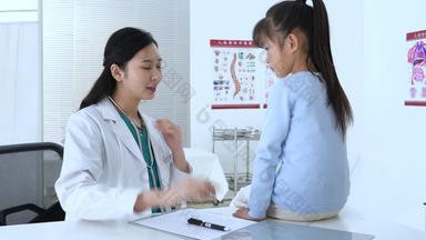 医生给女孩检查身体手叉腰卫生保健和医疗高清实拍