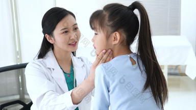 医生给女孩检查身体检查交流