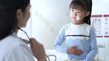 医生给女孩检查身体健康清晰实拍