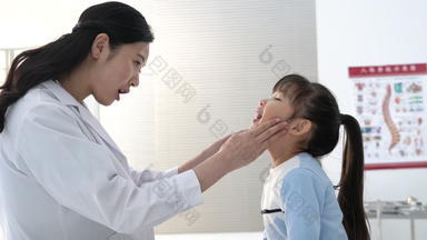 医生给女孩检查身体卫生保健和医疗画面