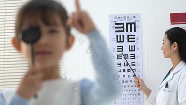 验光师给小女孩测试视力放松清晰实拍