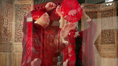 中国老年夫妇贴<strong>窗花</strong>古典风格家庭画面