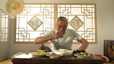 老农民在家中吃饭喝酒家庭生活花生米实拍素材