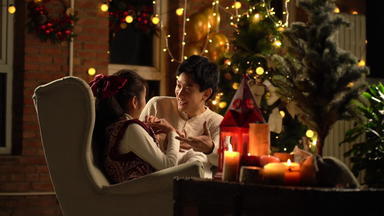 情侣在家聊天圣诞节坐着摄像