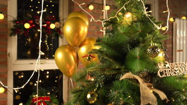 圣诞树和圣诞礼物木制的高清视频