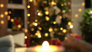 烛光中的<strong>圣诞</strong>树室内