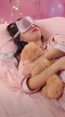 年轻女孩睡眠粉色视频