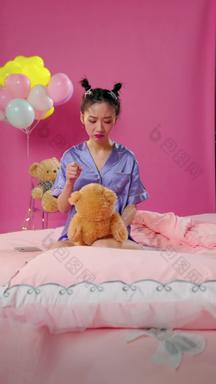 年轻女孩<strong>不</strong>高兴的玩具熊气球忧虑影像