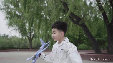 快乐的小男孩玩开飞机游戏