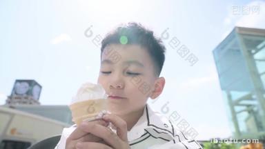快乐的小男孩吃<strong>冰淇淋</strong>