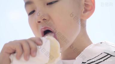 快乐的小男孩吃<strong>冰淇淋</strong>