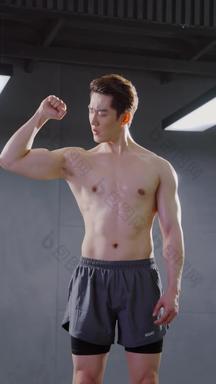 健身房里展示肌肉的青年男人