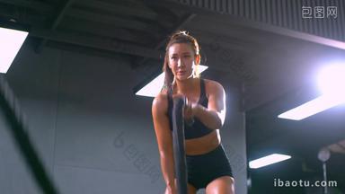青年女人健身体能训练绳高清实拍