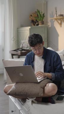年轻男人使用电脑休闲高清<strong>实拍视频</strong>