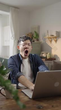 年轻男人使用电脑快乐高清视频