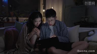 年轻情侣使用电脑乐趣横屏影像