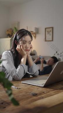 年轻女人在家使用电脑