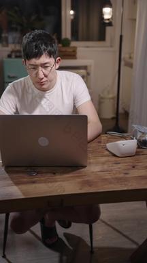 年轻男人在家使用电脑