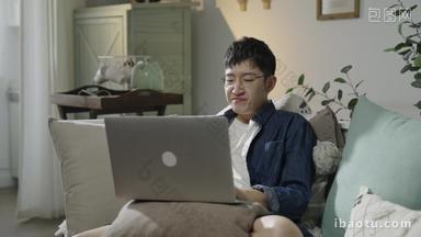 年轻男人使用电脑精疲力尽视频素材