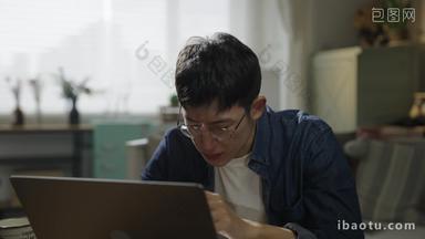 年轻男人使用电脑崩溃精力视频素材