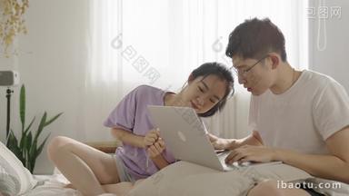 年轻<strong>情侣</strong>在家使用手机和电脑