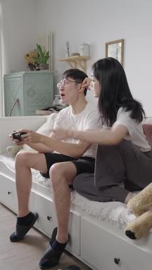青年女人玩游戏户内家庭生活男朋友影像