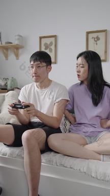 青年女人情侣夫妇网上冲浪生闷气的宣传片