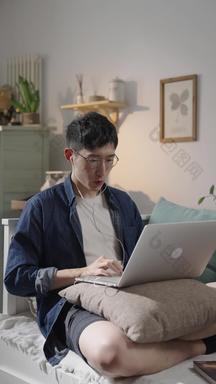 年轻人使用电脑沟通影视宣传片