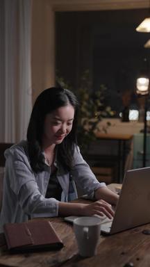 年轻女人使用电脑坐着4K分辨率电脑影像